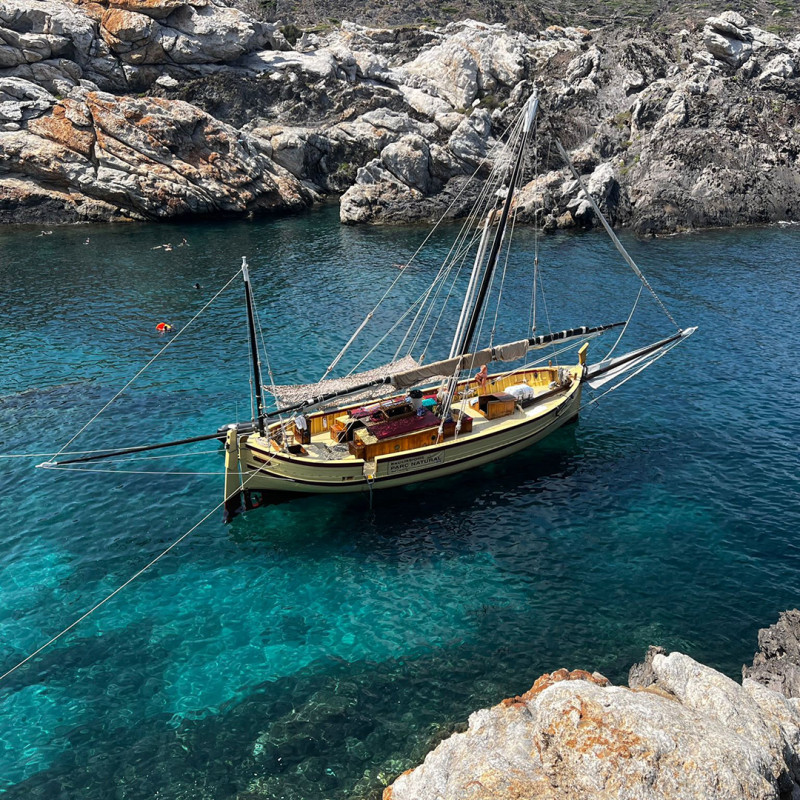 Travessia a Cadaqués: Cap de Creus en un llagut tradicional