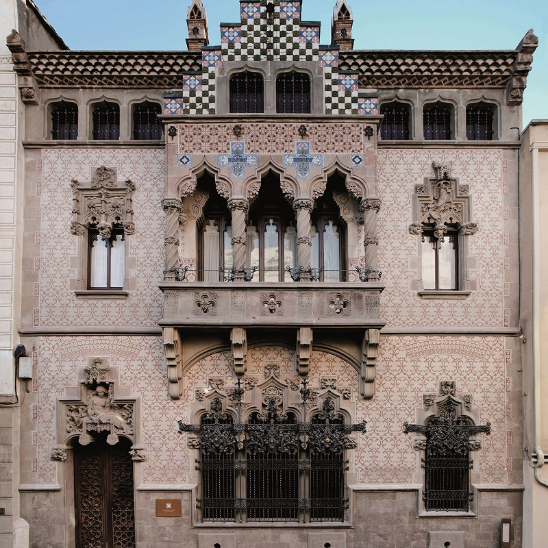 Visita guiada a la Casa Coll i Regàs, joia del modernisme, i copa de cava amb explicacions d’un enòleg