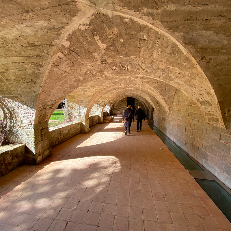 Visita guiada al Món Sant Benet amb dinar al restaurant La Fonda